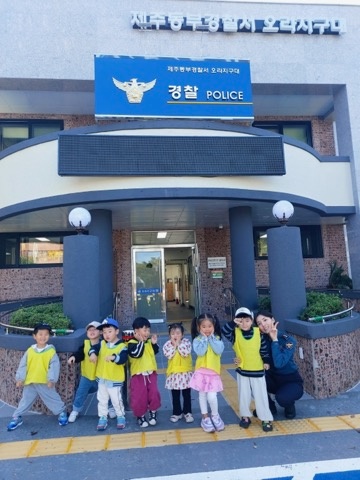 제주동부경찰서 오라지구대서 어린이집 원아들 지구대 체험  웃음꽃