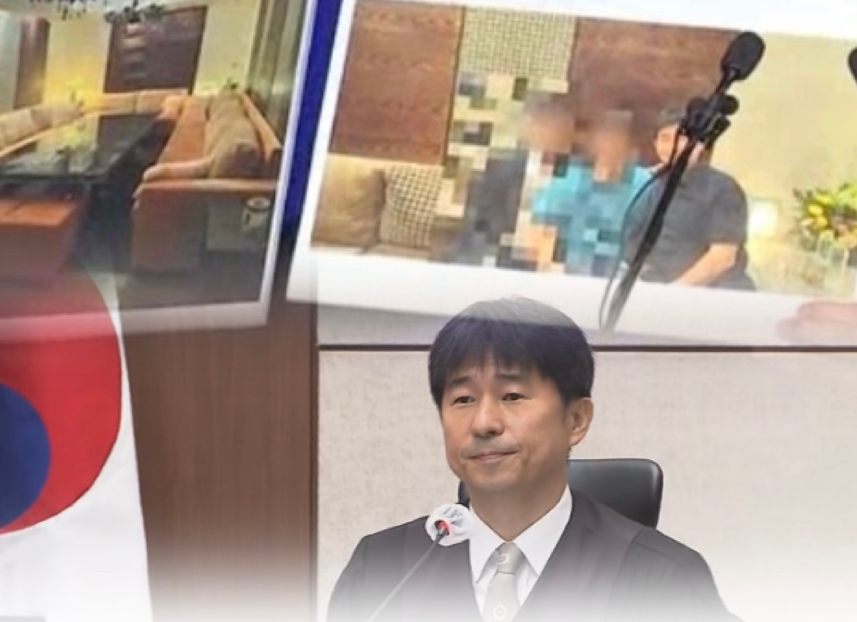 “룸살롱이냐 노래방이냐”.. 사진 공개에도 진실은 안갯속