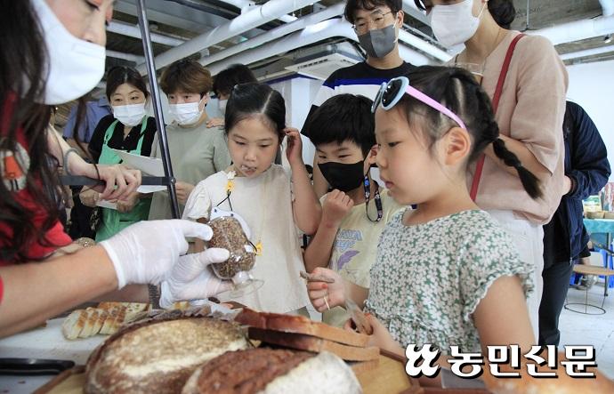 “빵이 부드럽고 쫄깃”…우리 입맛에 맞는 우리밀 ‘황금알’ 호평
