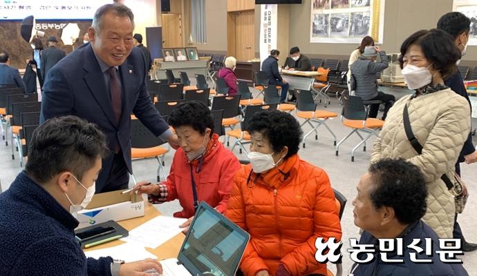 세종동부농협, 농업인행복버스 행사 열어