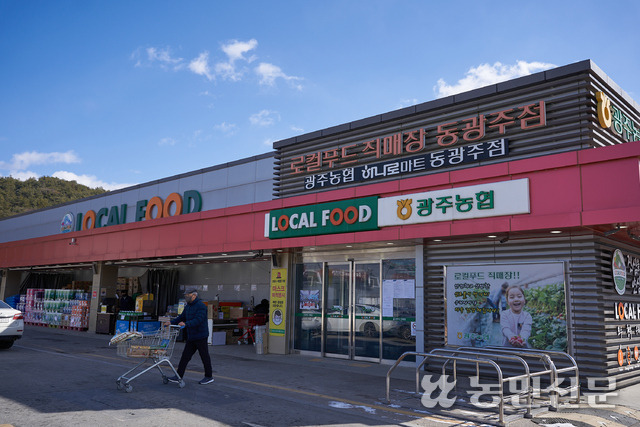 [우리동네 핫플] 꽃도 보고 장도 보고, 힐링이 일상이 되는 곳…광주 ‘힐링플라워스마트팜 카페’