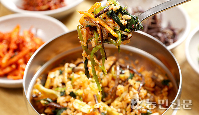 [맛대맛] ‘감칠맛 대폭발’ 육회비빔밥 vs ‘자연의 맛’ 산채비빔밥