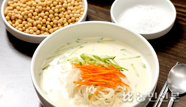 [맛대맛] 새콤한 초계국수, 고소한 콩국수…“두개 다 맛볼 순 없나요?”
