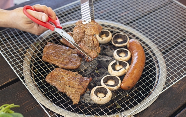 14명 한꺼번에 무한리필 고깃집서 청첩장?…예비신랑 “남자들은 신경 안써”