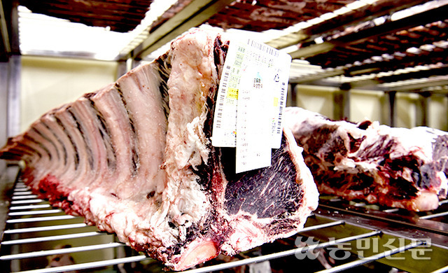 [맛대맛] 생고기째로 공기에 노출 “풍미 최고로” 진공포장해 물속에 풍덩 “육즙 그대로”