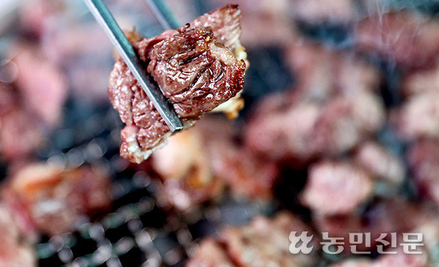 [맛대맛] 생고기째로 공기에 노출 “풍미 최고로” 진공포장해 물속에 풍덩 “육즙 그대로”