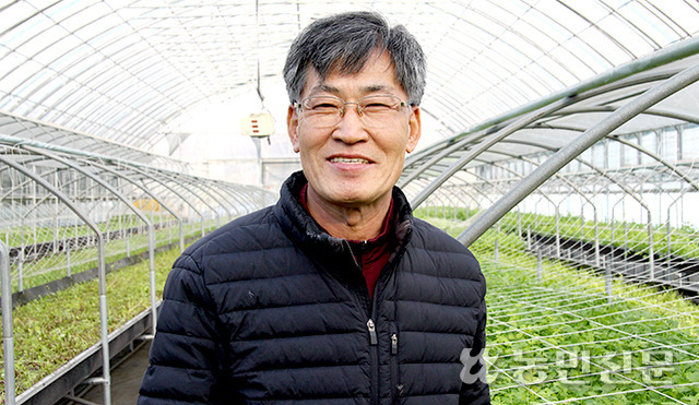 [이사람] 농한기 없이 미나리 재배…“스마트팜이 비결이죠”