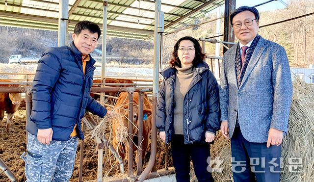 [귀농인 성공 도전기] “천생 농부의 아들…안 맞는 양복 벗고 축산업 뛰어들었죠”
