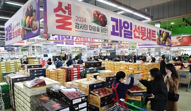 [설 대목 과일시장 결산] 사과·배 대신 만감류 사고, 혼합·중저가 ‘가성비’ 찾고