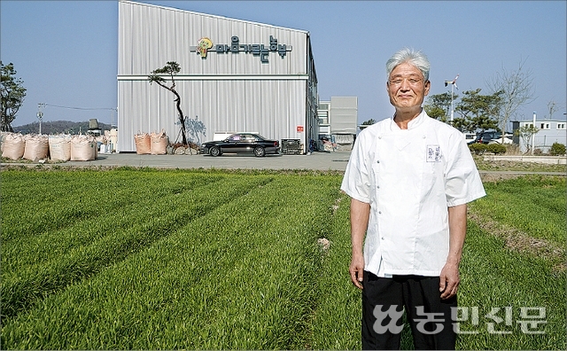 [흙기사] 볏짚을 퇴비로…토양 살리며 농가소득은 ‘덤’