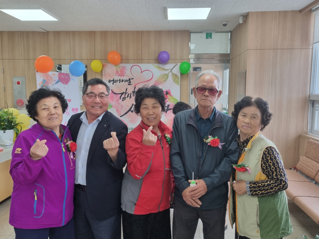 강진한들농협 ‘사랑의 카네이션 달기’ 행사