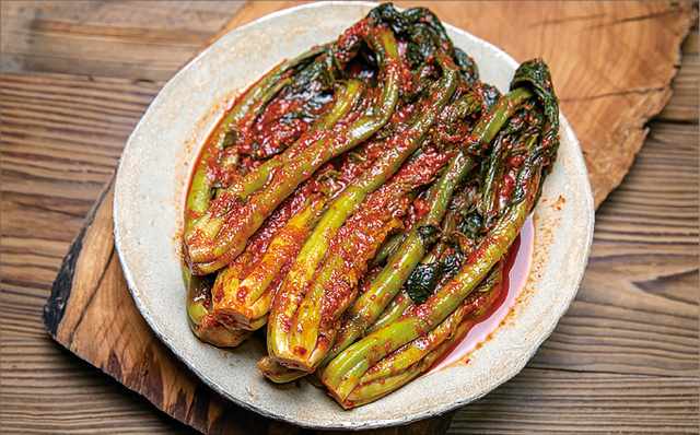 [맛있는 이야기] 살짝 데쳐야 개운한 맛 살아나…산갓김치, 톡 쏘는 매콤함 일품