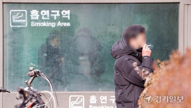 길거리서 버젓이 담배 ‘뻑뻑’… 흡연부스 무용지물 [현장, 그곳&]