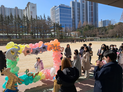 4년만에 ‘노마스크’ 입학식 등굣길... 아이들 웃음꽃 ‘활짝’