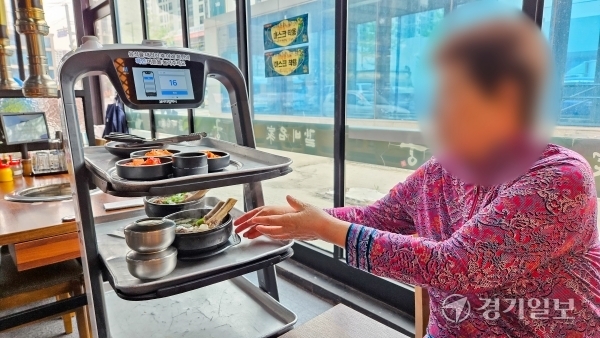 서빙로봇에 태블릿으로 셀프결제까지... 주문소리 사라진 식당 [현장, 그곳&]
