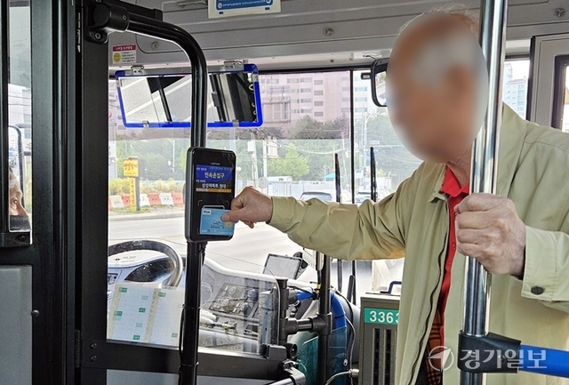 단말기 위치 제각각… 시각장애인에겐 너무 힘든 ‘교통카드 찍기’ [현장, 그곳&]