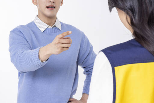 혼자 손님 맞이하기 무서워... 편의점 알바생 ‘수난시대’
