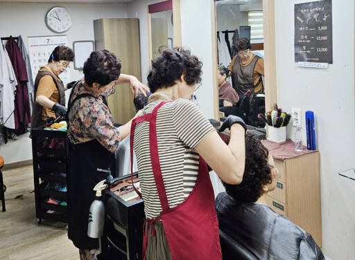 머리 손질에 말벗까지 해주는 ‘의정부 행복한 실버헤어샵’