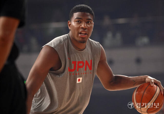 한일 농구대표팀 친선전, NBA리거 하치무라 루이 워밍업 [포토뉴스]
