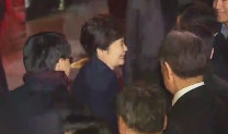 지지자 향해 허리 굽히고 악수…비교적 밝은 모습
