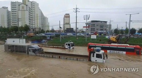290㎜ 물난리 충북서 2명 실종…급류 휩쓸렸다 잇따라 구조