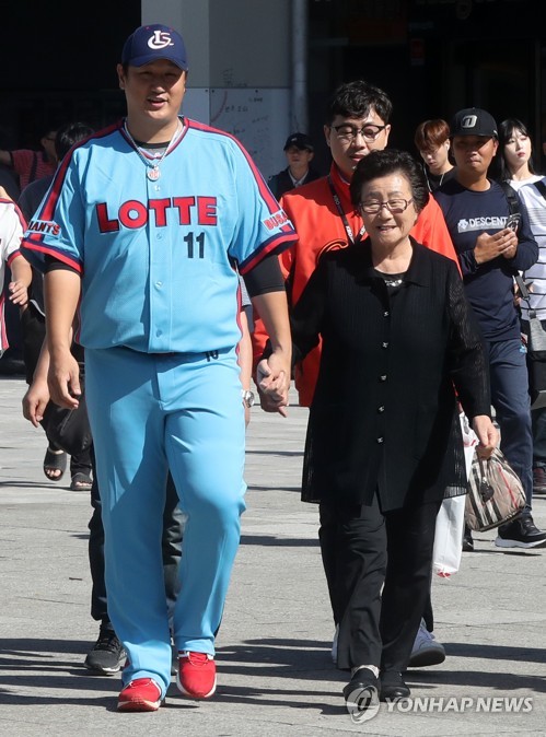 김정자 여사 손 꼭잡은 이대호