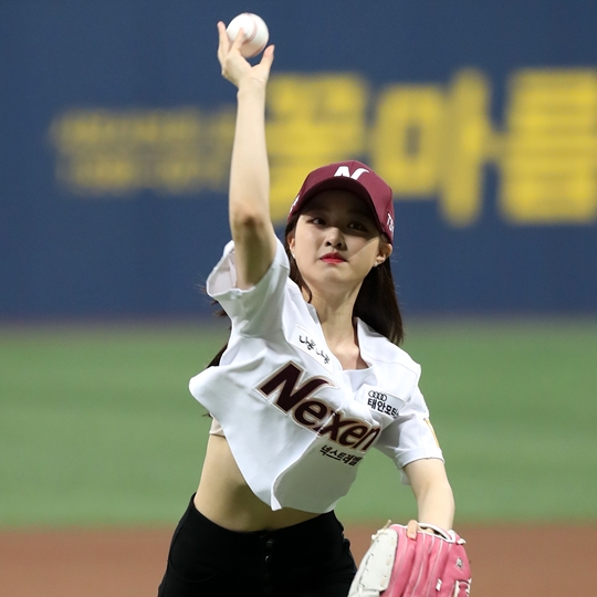 배윤경 ‘복근 시구’… 밑단 줄인 넥센 유니폼