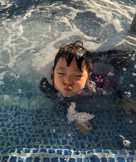 ‘폭풍성장’ 추사랑, 수영장서 한껏 신난 꼬마인어