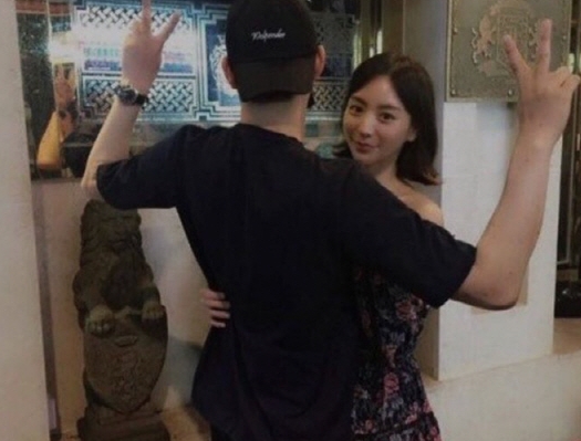 황하나, 이런 때도 있었는데 대체 무슨 일? 한 손으로 박유천 허리 잡고 수줍수줍 미소