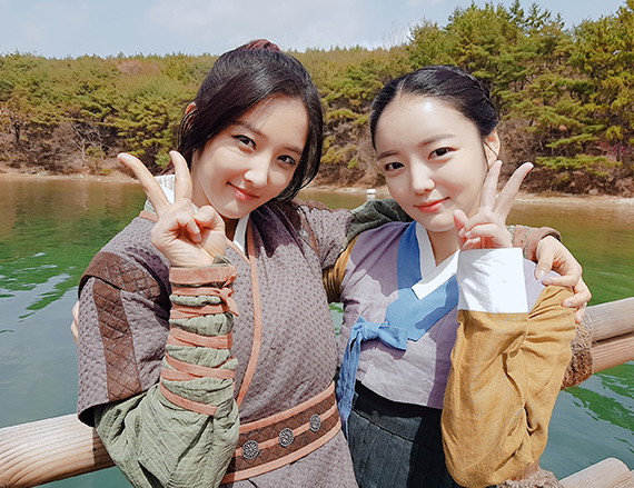 '대군' 문지인 X 손지현, 여신미모 연합… '꽃길 예약'