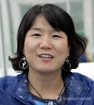 노란 수영복에 섹시한 몸매 어필하는 존예 처자