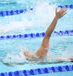 노란 수영복에 섹시한 몸매 어필하는 존예 처자