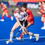 노란 수영복에 섹시한 몸매 어필하는 존예 처자