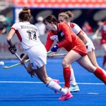 노란 수영복에 섹시한 몸매 어필하는 존예 처자