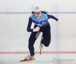 노란 수영복에 섹시한 몸매 어필하는 존예 처자