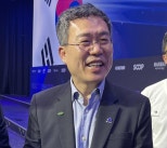 노란 수영복에 섹시한 몸매 어필하는 존예 처자