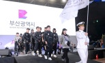 노란 수영복에 섹시한 몸매 어필하는 존예 처자