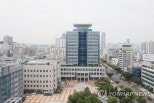 노란 수영복에 섹시한 몸매 어필하는 존예 처자