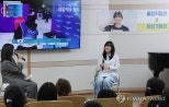 노란 수영복에 섹시한 몸매 어필하는 존예 처자