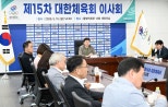 노란 수영복에 섹시한 몸매 어필하는 존예 처자