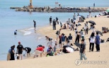 노란 수영복에 섹시한 몸매 어필하는 존예 처자