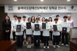 노란 수영복에 섹시한 몸매 어필하는 존예 처자