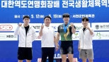 노란 수영복에 섹시한 몸매 어필하는 존예 처자