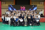 노란 수영복에 섹시한 몸매 어필하는 존예 처자