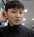 노란 수영복에 섹시한 몸매 어필하는 존예 처자