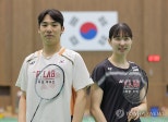 노란 수영복에 섹시한 몸매 어필하는 존예 처자
