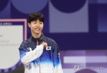 노란 수영복에 섹시한 몸매 어필하는 존예 처자