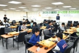 노란 수영복에 섹시한 몸매 어필하는 존예 처자