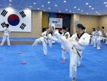 노란 수영복에 섹시한 몸매 어필하는 존예 처자