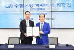 노란 수영복에 섹시한 몸매 어필하는 존예 처자